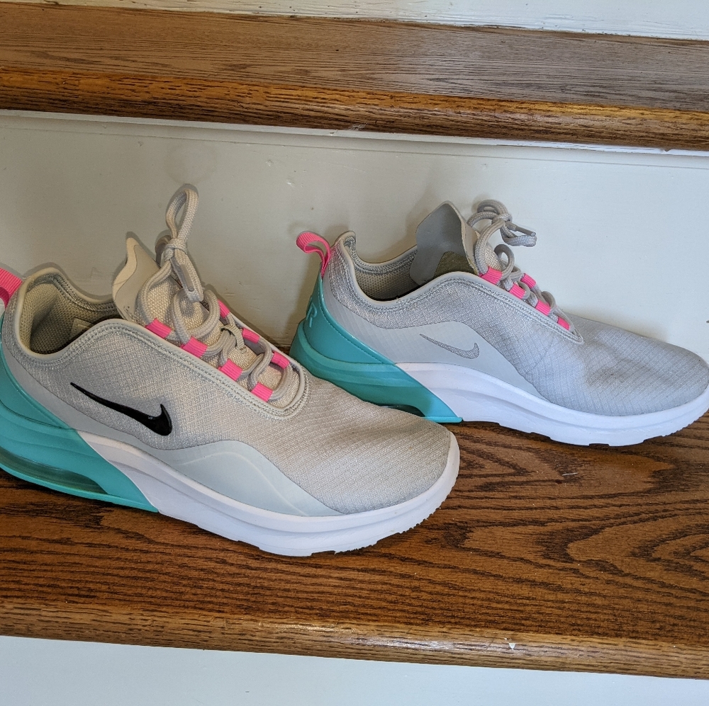 Nike Air Max Motion 2 Sneakers